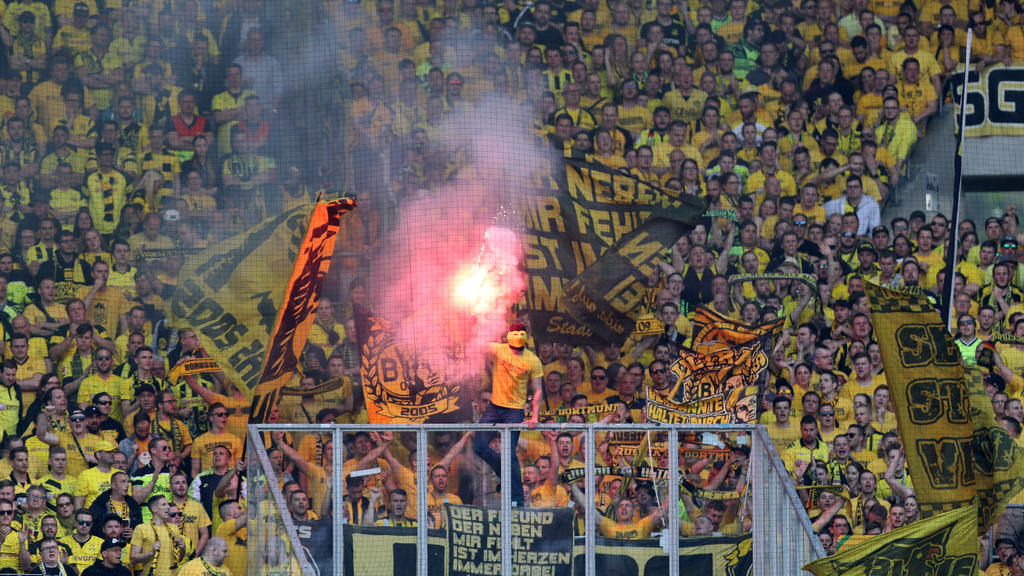 BVB-Anhänger zündeten Pyrotechnik im Block BVB-Anhänger zündeten Pyrotechnik im Block