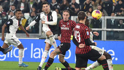 Ronaldo chuta a puerta ante el Milan.