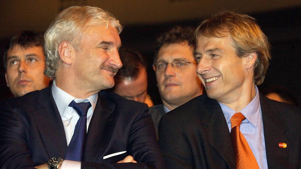 Kennen sich ewig: Rudi Völler und Jürgen Klinsmann, hier bei der WM-Quali-Auslosung im Dezember 2003