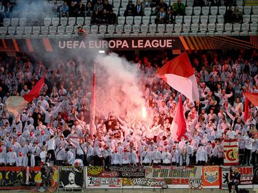 Fans des 1. FC Union brennen während des Hinspiels in Schweden Feuerwerk ab
