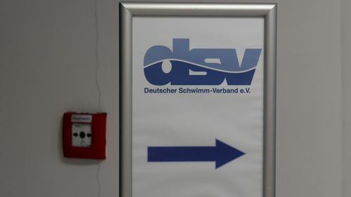Ein Aufsteller mit dem Logo des Deutschen Schwimm-Verbandes (DSV)