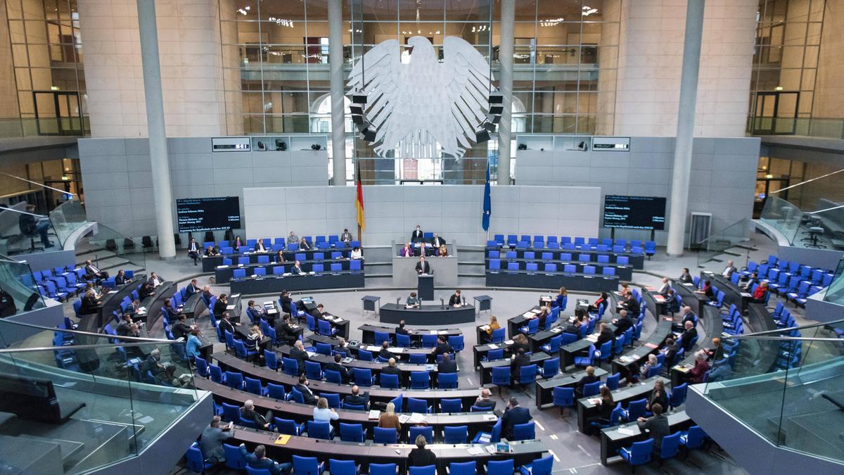 Der Bundestag hatte Anfang Juli ein Hilfspaket verabschiedet Der Bundestag hatte Anfang Juli ein Hilfspaket verabschiedet