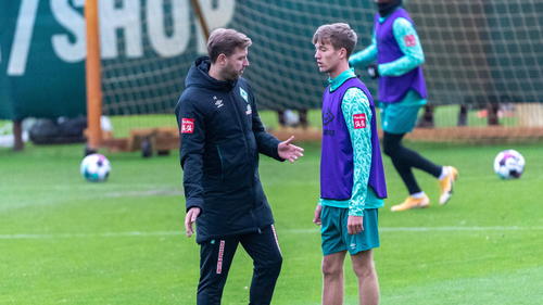 Werder-Cheftrainer Florian Kohfeldt im Gespräch mit Jascha Brandt, jüngerer Bruder von BVB-Star Julian