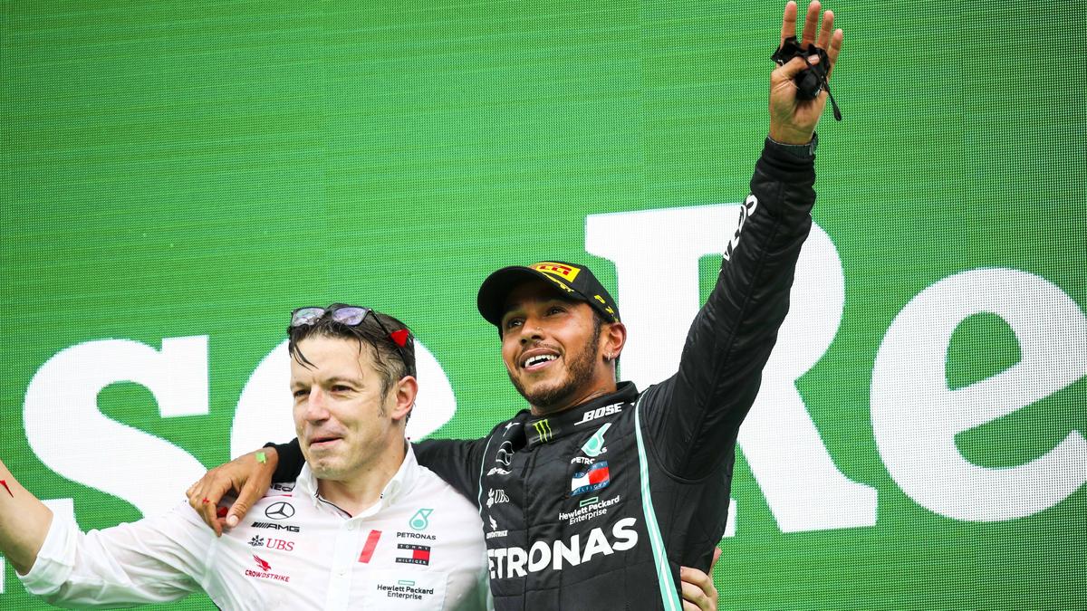 Peter Bonnington und Lewis Hamilton feiern den vorzeitigen WM-Titel Peter Bonnington und Lewis Hamilton feiern den vorzeitigen WM-Titel