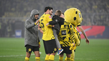 BVB-Profi Mats Hummels feierte den Kantersieg mit seinem Sohn auf dem Arm
