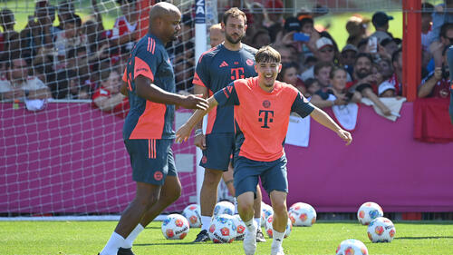 Vincent Kompany (l.) und Lennart Karl im Training des FC Bayern