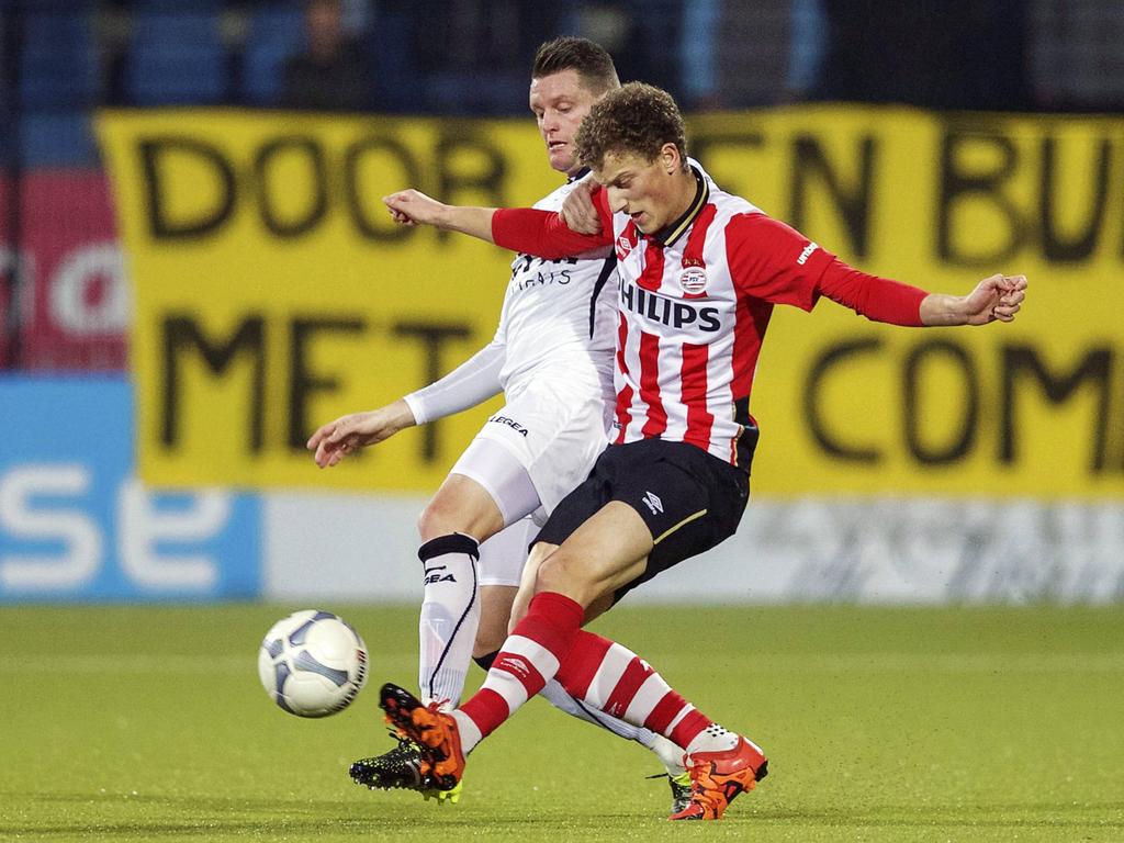 Jong PSV-aanvaller Boris Cmiljanić troeft NAC Breda-verdediger Michael Dingsdag af in een onderling duel. (07-12-2015)