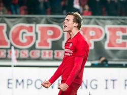 Hidde ter Avest deelt in de feestvreugde tijdens FC Twente - Heracles Almelo. De thuisploeg komt niet alleen op een 4-0 voorsprong, Ter Avest doet dat met zijn eerste goal in de Eredivisie. (15-01-2016)