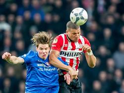 FC Twente-spits Jari Oosterwijk (l.) gaat het kopduel aan met PSV-verdediger Jeffrey Bruma (r.). (24-01-2016)