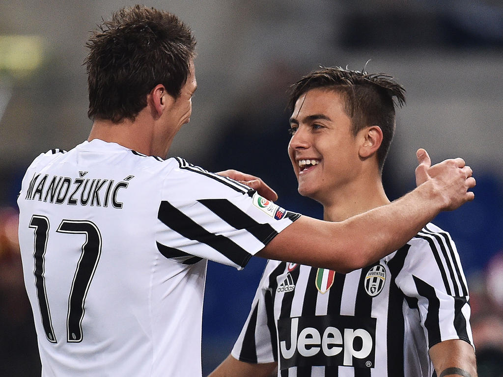 Op aangeven van Mario Mandžukić (l.) maakt Paulo Dybala (r.) de 0-2 van Juventus tegen Lazio Roma. (04-12-2015) Op aangeven van Mario Mandžukić (l.) maakt Paulo Dybala (r.) de 0-2 van Juventus tegen Lazio Roma. (04-12-2015)