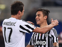 Op aangeven van Mario Mandžukić (l.) maakt Paulo Dybala (r.) de 0-2 van Juventus tegen Lazio Roma. (04-12-2015)