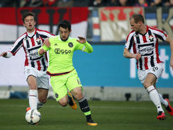 Lucas Andersen (l.) en Frank van der Struijk (r.) proberen Amin Younes (m.) bij te halen tijdens de wedstrijd Willem II - Ajax. (06-03-2016)