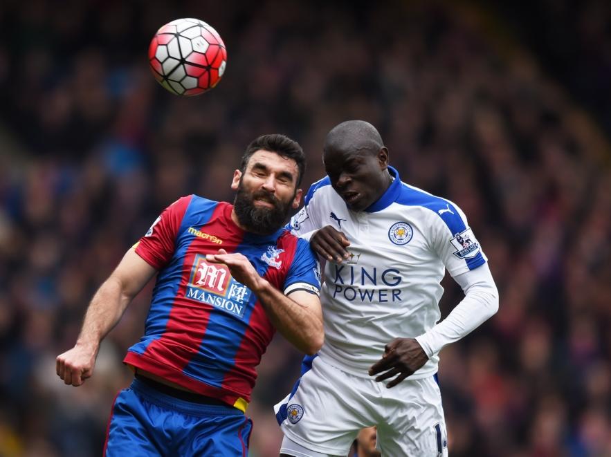 Mile Jedinak (l.) en Kanté N'Golo vechten een kopduel uit tijdens Crystal Palace - Leicester City. (19-03-2016)