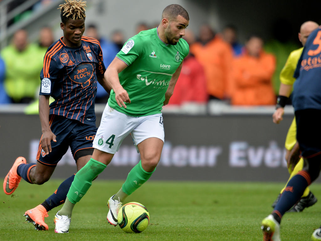 Oussama Tannane namens AS Saint-Étienne aan de bal tijdens het competitieduel met Lorient. (24-04-2016)