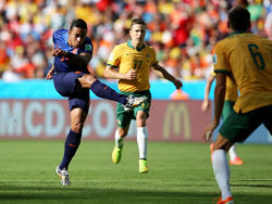 Memphis Depay haalt van ruim twintig meter uit en scoort de 2-3 tegen Australië. De aanvaller van PSV wordt hiermee de jongste doelpuntenmaker voor Oranje op het WK. (18-6-2014)