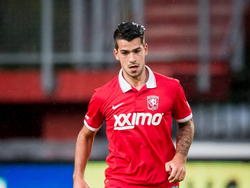 Dario Tanda in balbezit namens jong FC Twente in de wedstrijd tegen Helmond sport in de Jupiler League. (18-08-14)