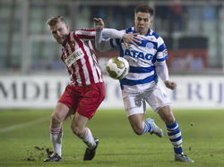 Joep van den Ouweland (l.) en Karim Tarfi (r.) vechten een stevig duel uit tijdens De Graafschap - FC Oss. (31-01-2015)