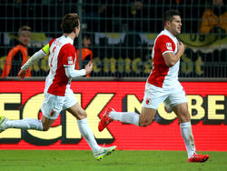 Raúl Bobadilla celebra su gol contra el Borussia Dortmund. (Foto: Getty)