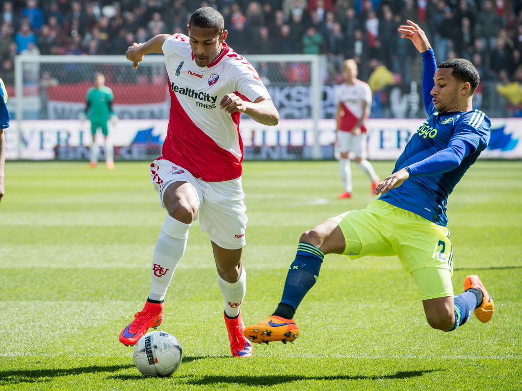 FC Utrecht-speler Sebastien Haller (l.) in een duel met Ajacied Ricardo van Rhijn (r.). (05-04-2014)