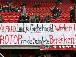 De fans in Enschede zijn duidelijk niet meer tevreden over trainer Alfred Schreuder. De oefenmeester van FC Twente wordt dringend verzocht om de club te verlaten. De fans hebben een spandoek in het stadion gehangen voor de wedstrijd FC Twente - AZ. (26-04-2015)