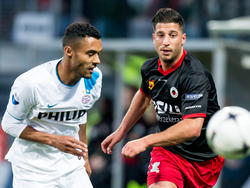 Abel Tamata (l.) is de bal kwijt tijdens het competitieduel Excelsior - PSV Eindhoven. (25-04-2015)