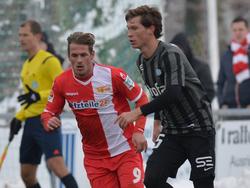 Duel tussen Sören Brandy (l.) en Ryan Laursen (r.) tijdens een oefenwedstrijd tussen FC Union Berlijn en Esbjerg fB. (31-01-2015)