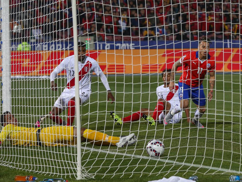 Eduardo Vargas anota uno de los dos goles del triunfo de Chile ante Perú. (Foto: Imago)