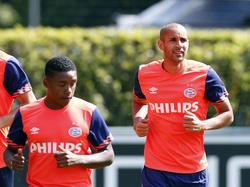 Simon Poulsen (r.) loopt zich warm tijdens een training van PSV. (06-07-2015)