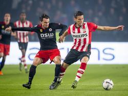 Daryl van Mieghem (l.) probeert het Héctor Moreno (r.) lastig te maken tijdens PSV - Excelsior. (17-10-2015)