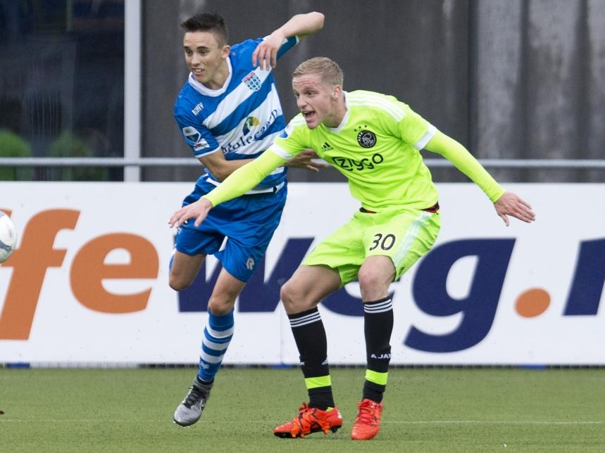 PEC Zwolle-speler Ryan Thomas  (l.) in duel met Ajax-speler Donny van de Beek (r.). 29-11-2015