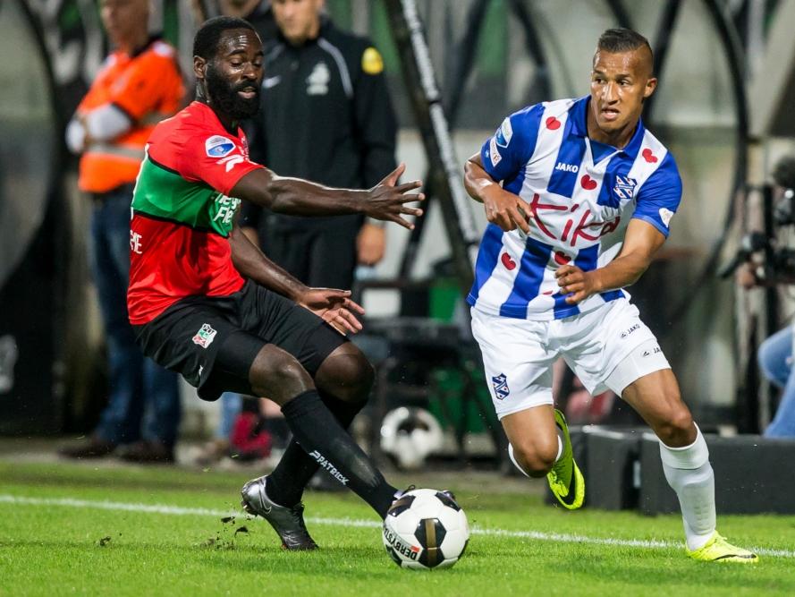 Luciano Slagveer (r.) probeert voorbij Quincy Owusu-Abeyie (l.) te komen tijdens het duel van sc Heerenveen bij NEC Nijmegen. (20-08-2016)