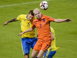Davy Klaassen (r.) wint tijdens de WK-kwalificatiewedstrijd tussen Zweden en Nederland een kopduel van Victor Lindelöf. (06-09-2016)