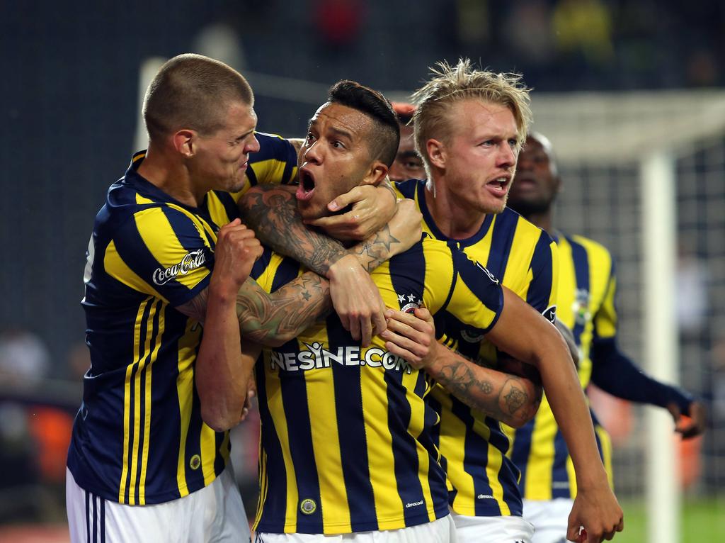 De spelers van Fenerbahçe vieren het winnende doelpunt van Souza tegen Gaziantepspor. (25-09-2016)