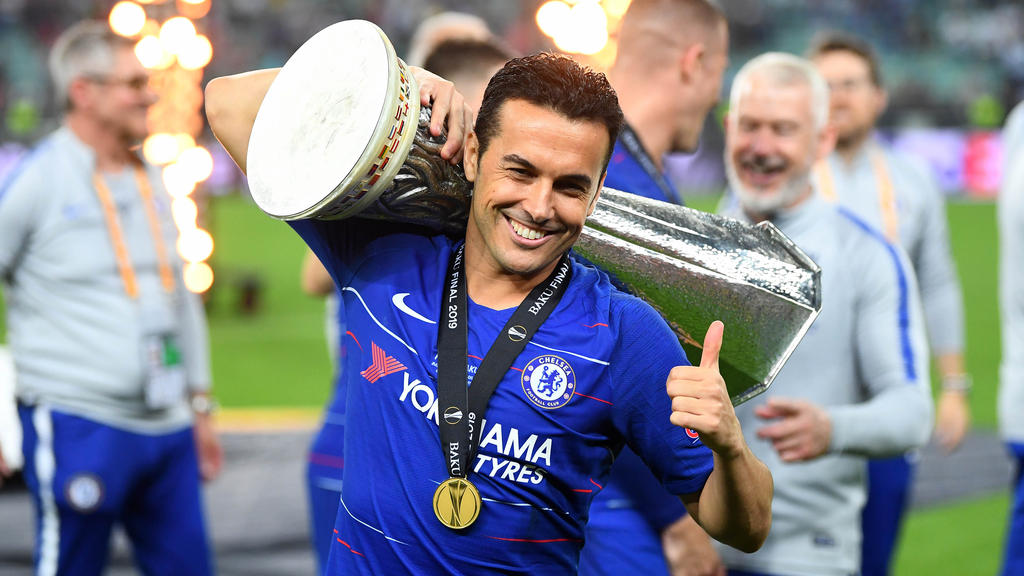 Pedro con el trofeo de la Europa League.