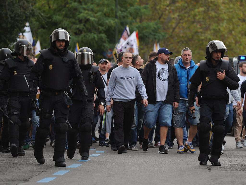 Hinchas del equipo polaco se enfrentaron a la policía poco antes del partido en el Bernabéu. (Foto: Getty)