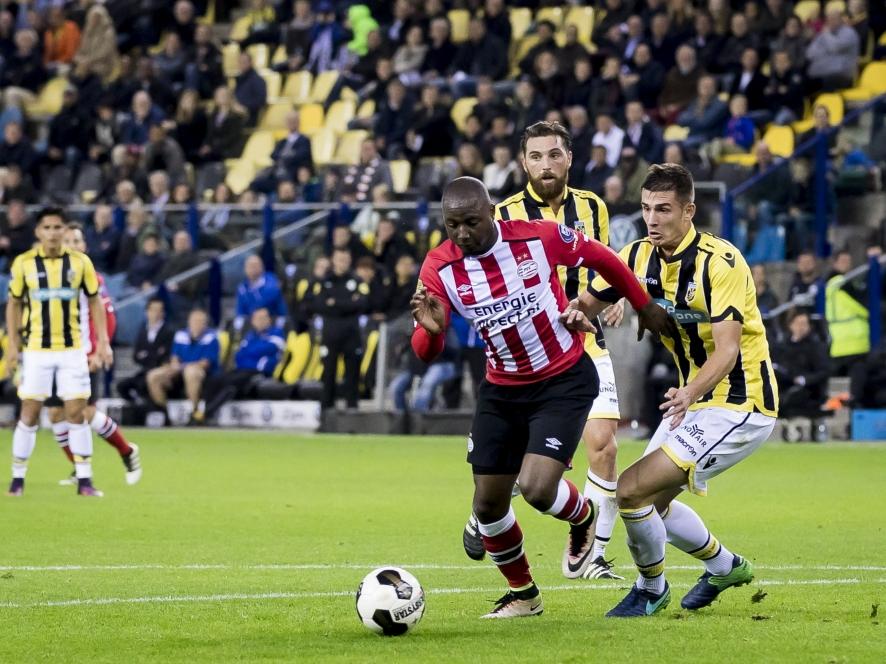 Jetro Willems (m.) is sterk aan de bal in duel met Vitesse-verdediger Matt Miazga (r.). Op de achtergrond kijkt Guram Kashia toe. (29-10-2016) Jetro Willems (m.) is sterk aan de bal in duel met Vitesse-verdediger Matt Miazga (r.). Op de achtergrond kijkt Guram Kashia toe. (29-10-2016)