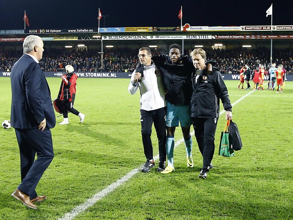 Terence Kongolo wordt vanwege zijn hamstringblessure door twee verzorgers van Feyenoord van het veld geholpen. (06-11-2016)