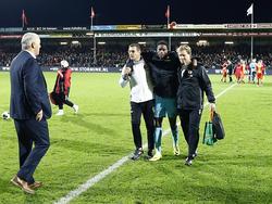 Terence Kongolo wordt vanwege zijn hamstringblessure door twee verzorgers van Feyenoord van het veld geholpen. (06-11-2016)