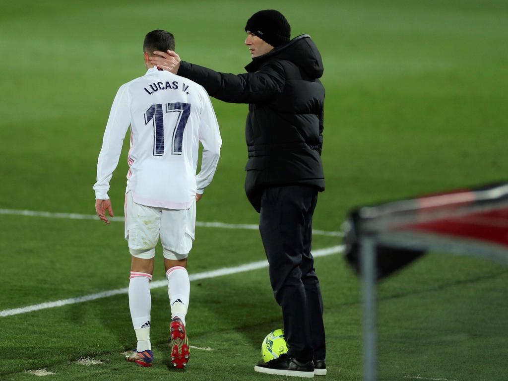 Zidane felicita a Lucas Vázquez por su golazo de cabeza.
