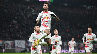Leipzigs Dominik Szoboszlai (2.v.l.) hat soeben zum 2:0 gegen Stuttgart getroffen und jubelt