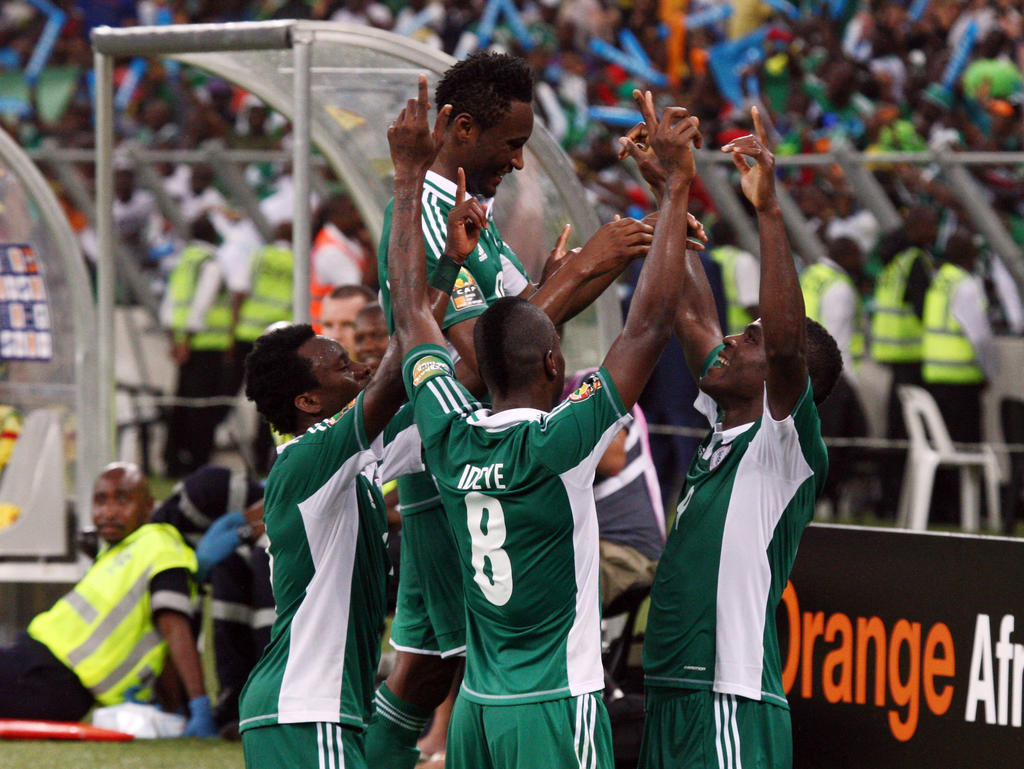 Brown Ideye und einige seiner Teamkollegen bedanken sich bei höheren Mächten für die Unterstützung beim 4:1 Sieg gegen Mali im Halbfinale des Afrika-Cups 2013. (6.2.2013)