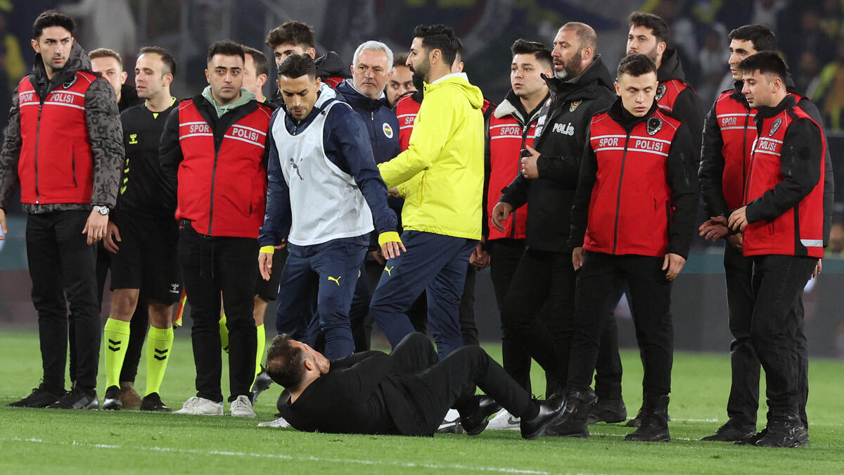 José Mourinho griff Okan Buruk (am Boden) in die Nase