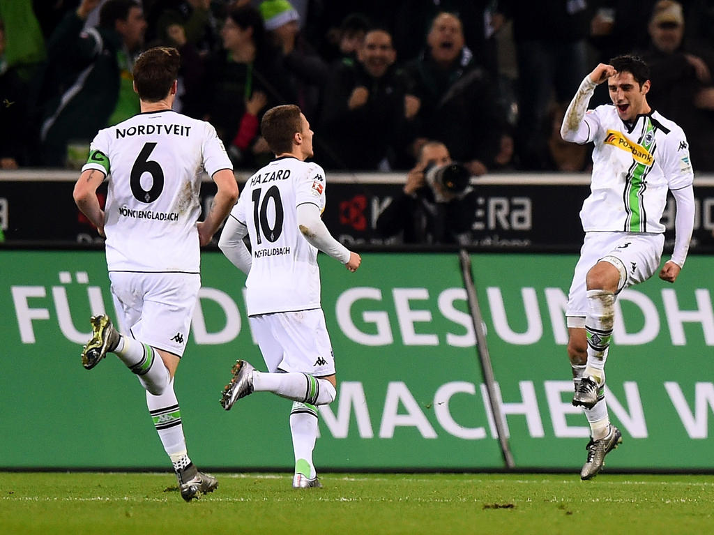 Lars Stindl (r) bejubelt seinen Treffer zum 1:1 für die Borussia