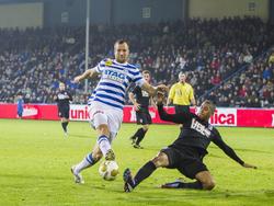 Tim Bakens (l.) lost een schot tijdens De Graafschap - FC Eindhoven. (2-11-2013)