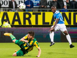 Een zeldzaam hoogtepunt in het Eredivisieduel tussen ADO Den Haag-FC Dordrecht. ADO Den Haag-middenvelder Kevin Jansen (l.) kan niet voorkomen dat Ibrahima Touré (r) op het Haagse doel vuurt. (24-10-2014)