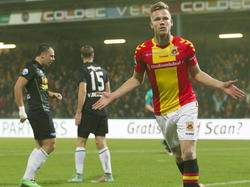 Jules Reimerink viert de 1-0 van Go Ahead Eagles tegen NAC Breda. (22-11-2014)