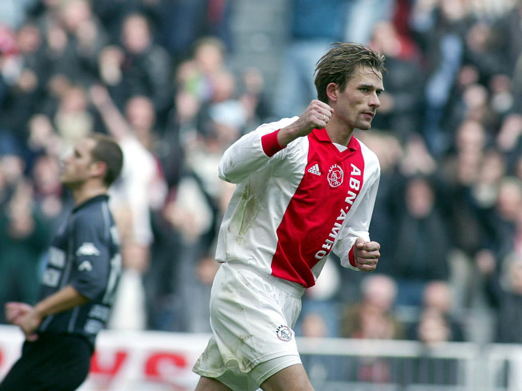 André Bergdølmo maakt de 1-1 namens Ajax in het duel met Feyenoord in de Eredivisie. (03-03-02)