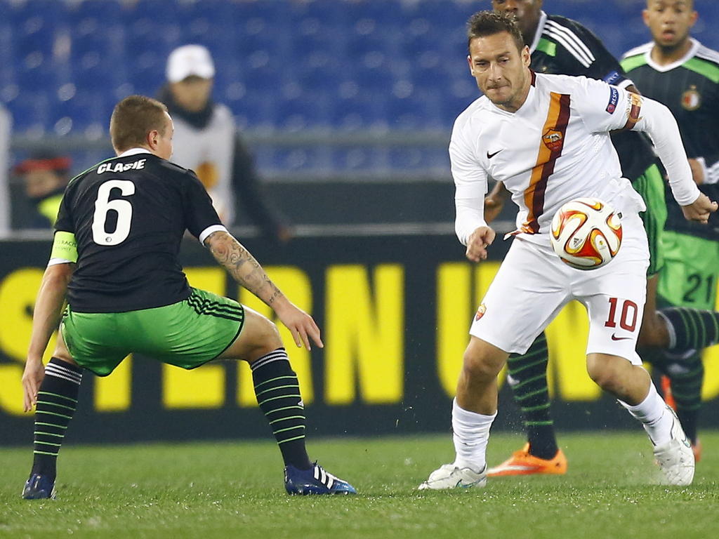 Jordy Clasie vecht een duel uit met Francesco Totti tijdens het Europa League-duel tussen AS Roma en Feyenoord. (19-02-2015). Jordy Clasie vecht een duel uit met Francesco Totti tijdens het Europa League-duel tussen AS Roma en Feyenoord. (19-02-2015).