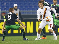 Jordy Clasie vecht een duel uit met Francesco Totti tijdens het Europa League-duel tussen AS Roma en Feyenoord. (19-02-2015). 