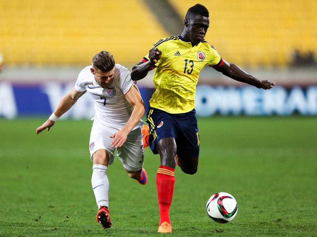 Davinson Sánchez (r) houdt Paul Arriola (l.) van zich af tijdens het duel tussen de Verenigde Staten en Colombia op het WK voor spelers onder de twintig jaar. (10-06-2015)